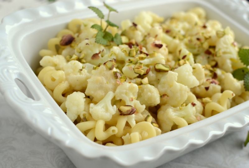 Makaron z kalafiorem w sosie serowym i pistacjami