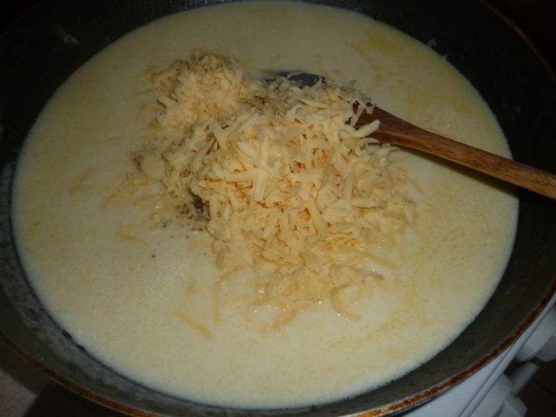 Makaron z kalafiorem w sosie serowym i pistacjami