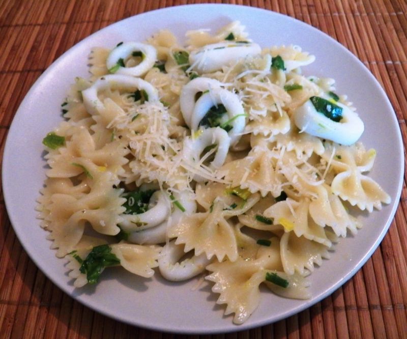 Makaron z kalmarami i porem