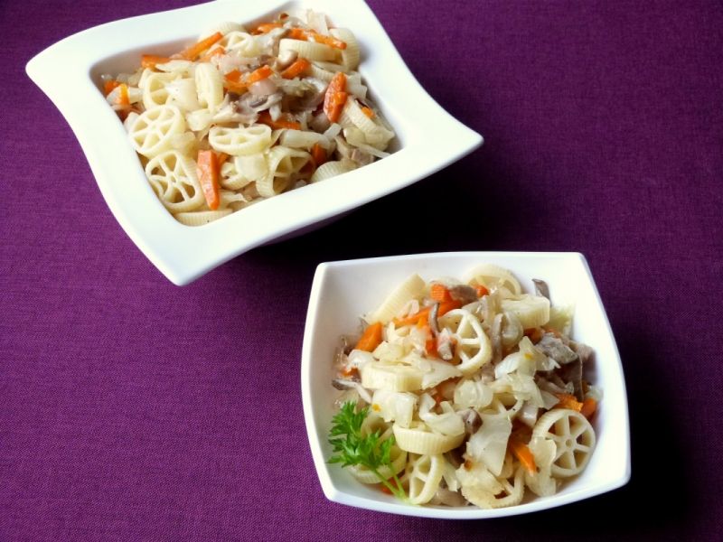 Makaron z kapustą i boczniakami