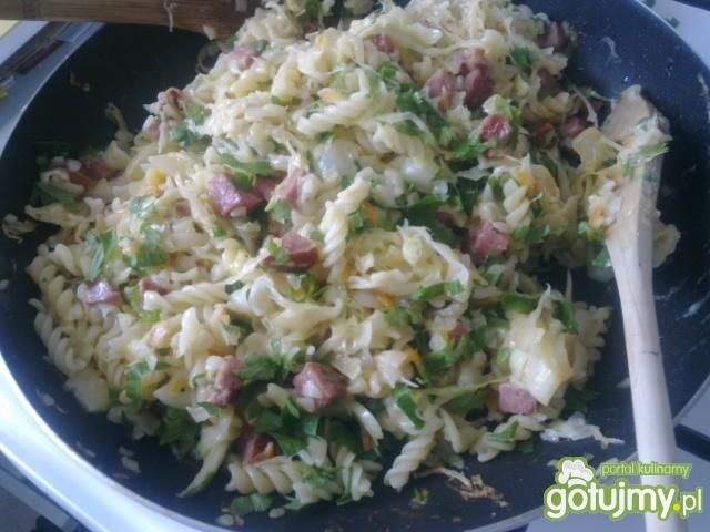 Makaron z kapusta i kiełbasą 