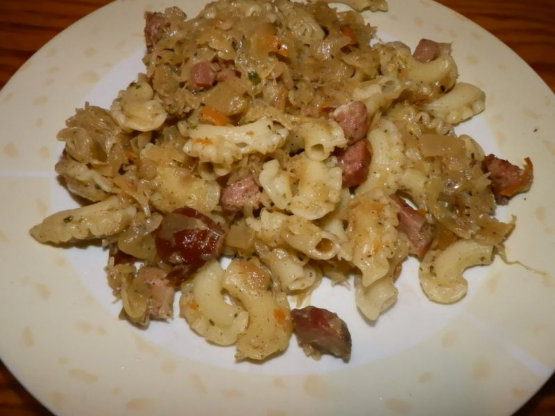 Makaron z kapustą kiszoną.