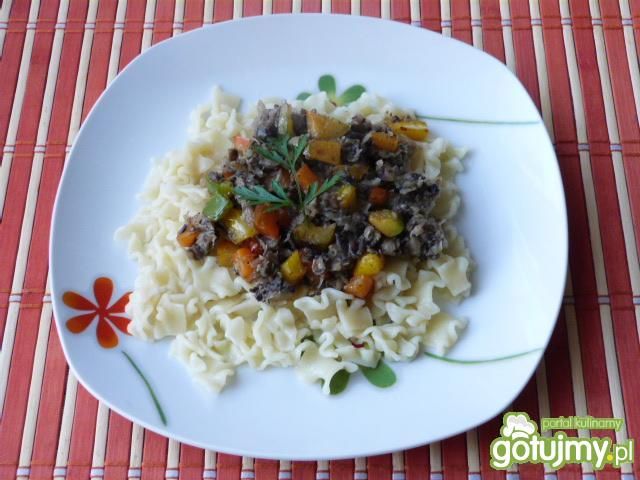 Makaron z kapustą, pieczarkami i papryką Makaron z kapustą, pieczarkami i papryką