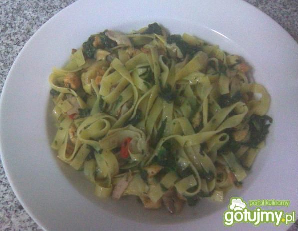 Makaron z karczochami i szpinakiem 