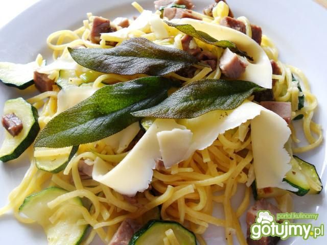 Makaron z karkówką, porem i cukinią