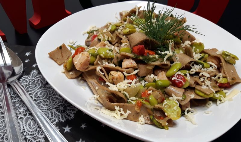 Makaron z kiełbasą i bobem