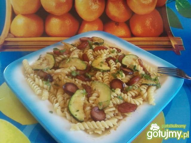 Makaron z kiełbasą i czosnkiem.