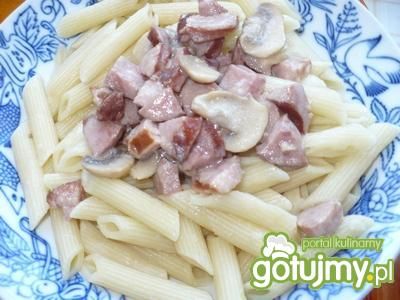 Makaron z kiełbasą i pieczarkami Makaron z kiełbasą i pieczarkami