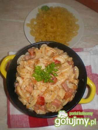 Makaron z kiełbasą i serem żółtym Makaron z kiełbasą i serem żółtym