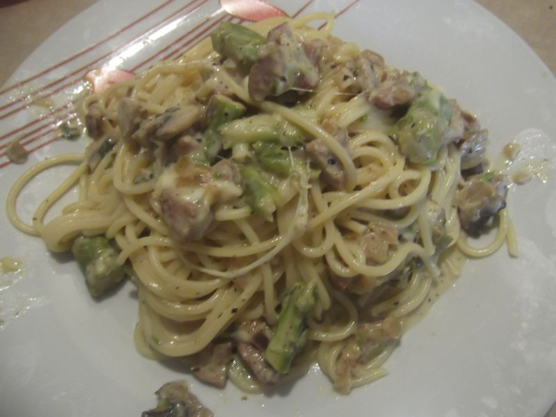 Makaron z kiełbasą, pieczarkami i szparagami