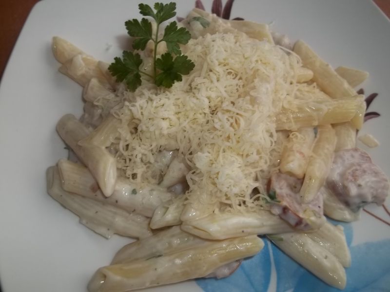 Makaron z kiełbasą w sosie serowym Makaron z kiełbasą w sosie serowym