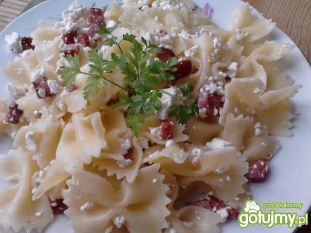 Makaron z kiełbaską i twarogiem.