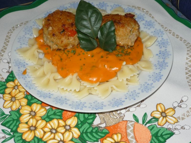 Makaron z klopsikami i sosem