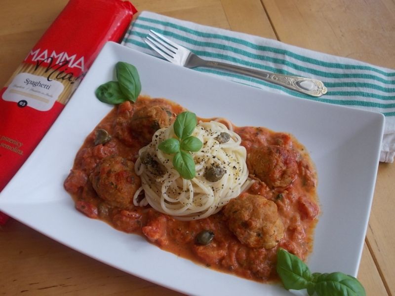 Makaron z klopsikami w sosie pomidorowo-serowym