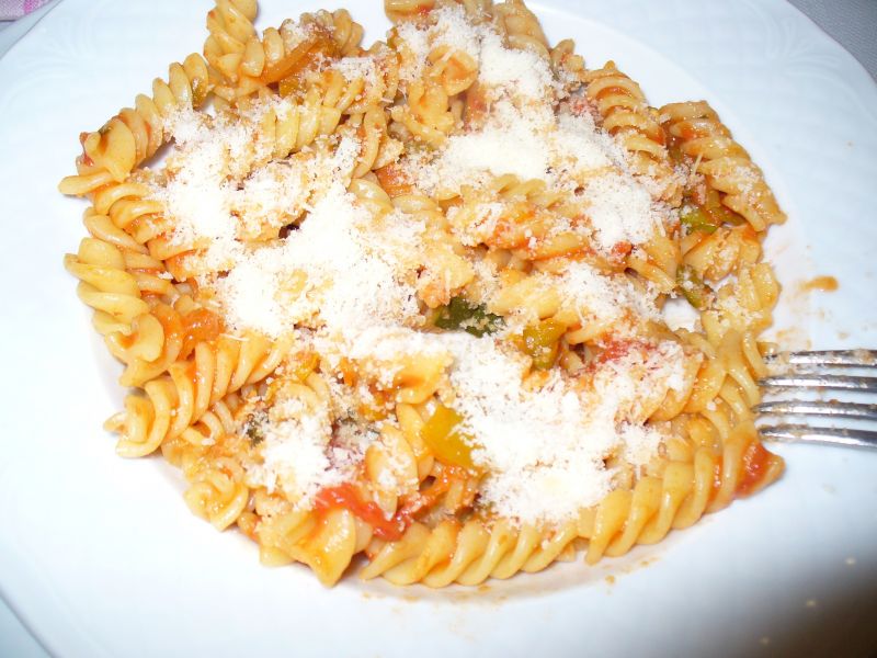 Makaron z kolorowymi paprykami i parmezanem Makaron z kolorowymi paprykami i parmezanem