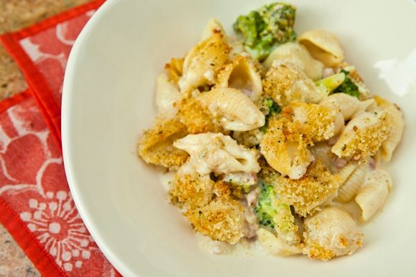 Makaron z kozim serem i brokułami