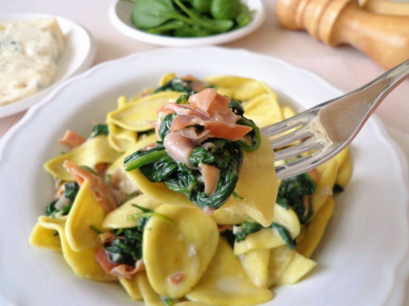 Makaron z kremowym sosem z gorgonzoli i szpinaku