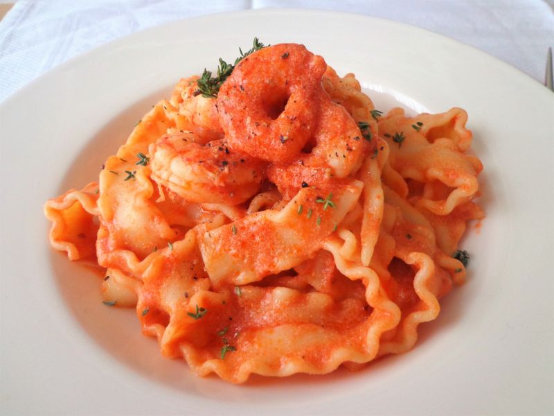 Makaron z krewetkami i chili w sosie pomidorowym