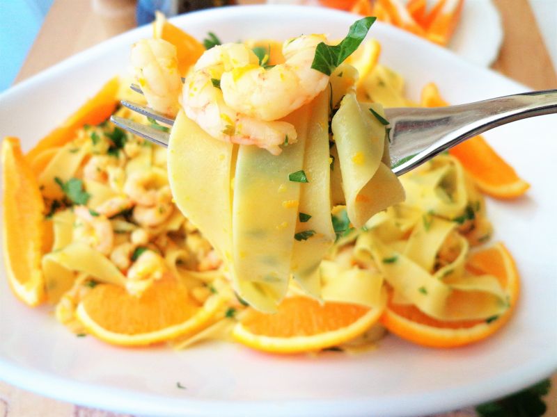 Makaron z krewetkami w sosie pomarańczowym