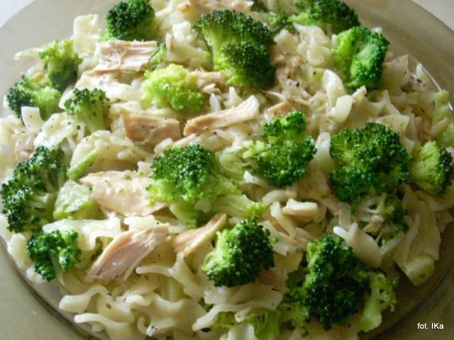 Makaron z kurą i brokułami Makaron z kurą i brokułami