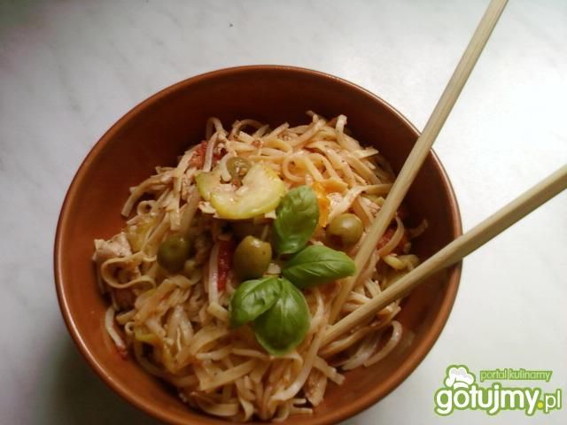 Makaron z kurczakiem, cukinią i oliwkami Makaron z kurczakiem, cukinią i oliwkami