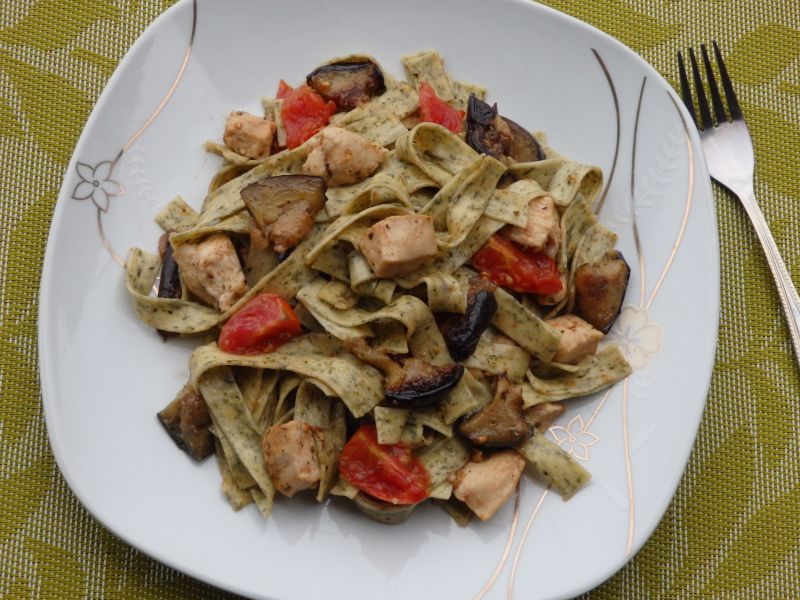 Makaron z kurczakiem i bakłażanem Makaron z kurczakiem i bakłażanem