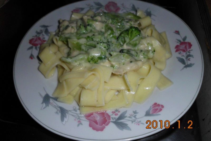 Makaron z kurczakiem i brokułami