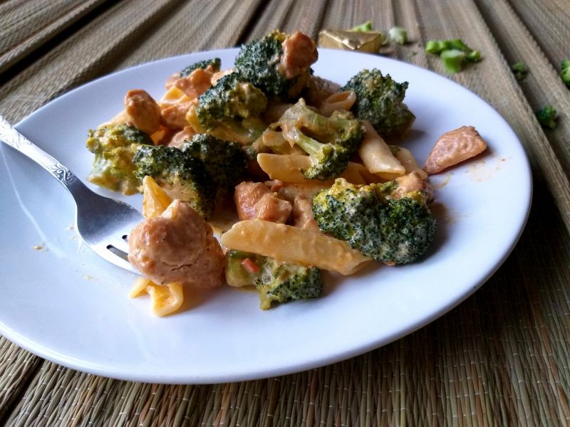 Makaron z kurczakiem i brokułem w sosie serowym... Makaron z kurczakiem i brokułem w sosie serowym...