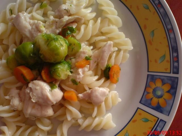 Makaron z kurczakiem i brukselką Makaron z kurczakiem i brukselką