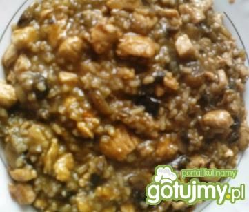 Makaron z kurczakiem i pieczarkami.