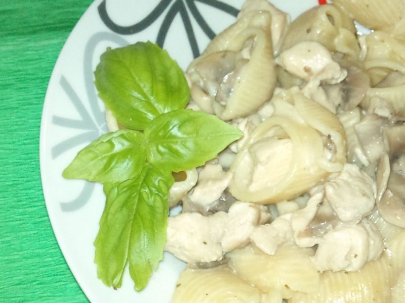 Makaron z kurczakiem i pieczarkami Makaron z kurczakiem i pieczarkami
