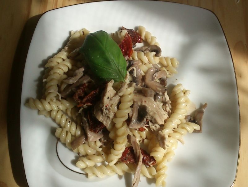 Makaron z kurczakiem i pieczarkami Makaron z kurczakiem i pieczarkami