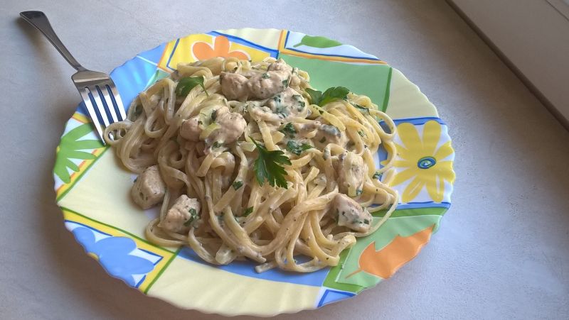 Makaron z kurczakiem i sosem śmietanowo-serowym