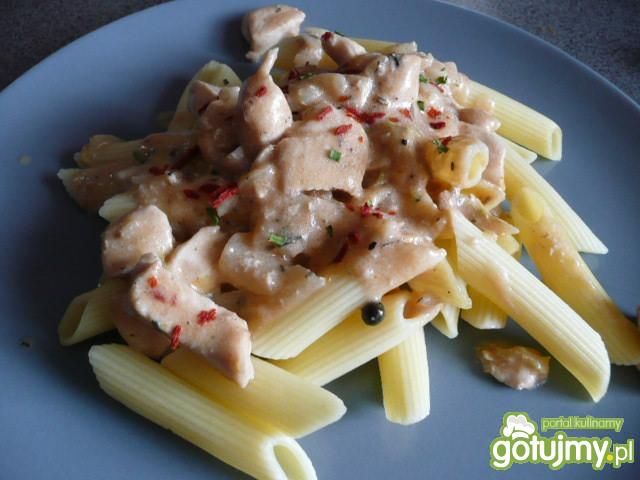 Makaron z kurczakiem i sosem śmietanowym Makaron z kurczakiem i sosem śmietanowym