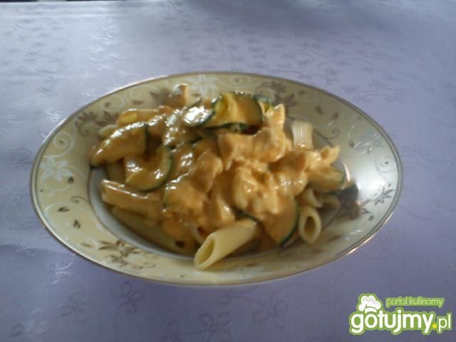 Makaron z kurczakiem i sosem śmietanowym