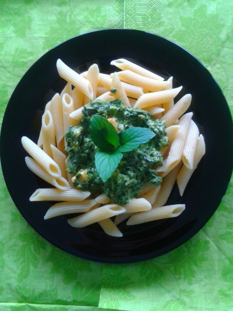 Makaron z kurczakiem i sosem szpinakowym