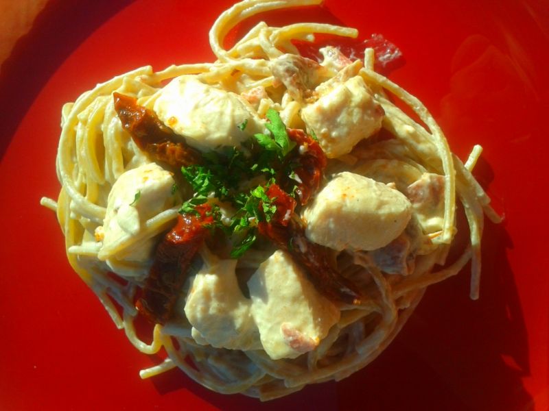 Makaron z kurczakiem i suszonymi pomidorami Makaron z kurczakiem i suszonymi pomidorami