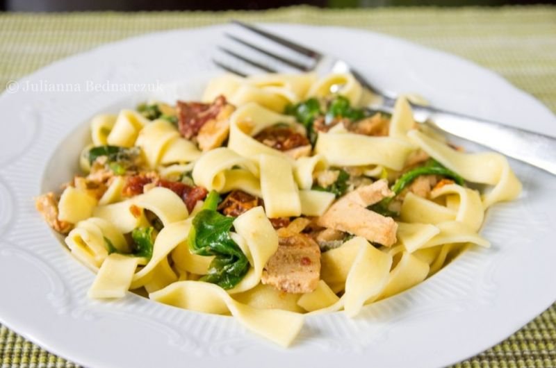 Makaron z kurczakiem i szpinakiem Makaron z kurczakiem i szpinakiem