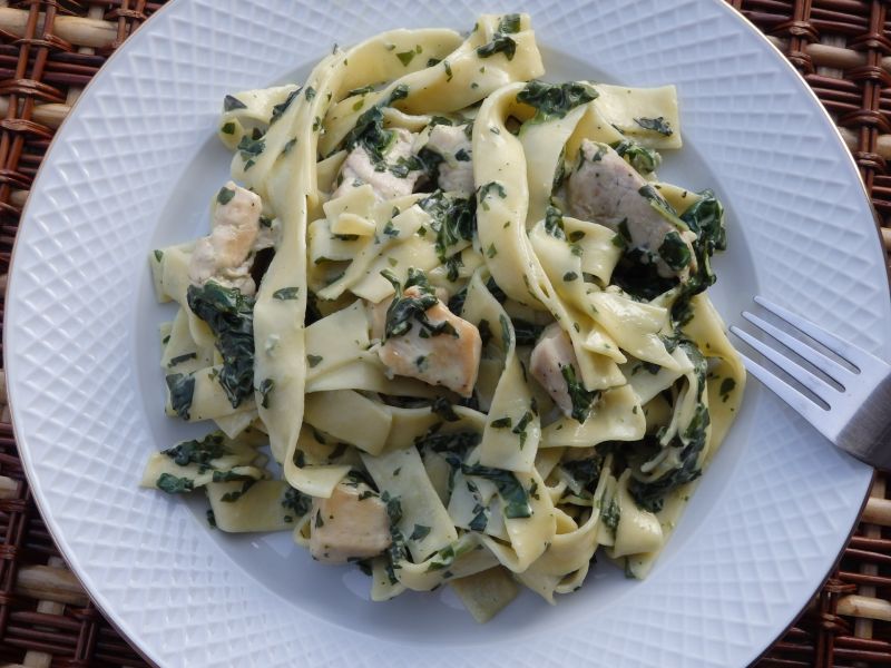 Makaron z kurczakiem i szpinakiem z serem pleśniow Makaron z kurczakiem i szpinakiem z serem pleśniow