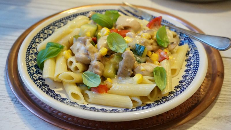 Makaron z kurczakiem i warzywami