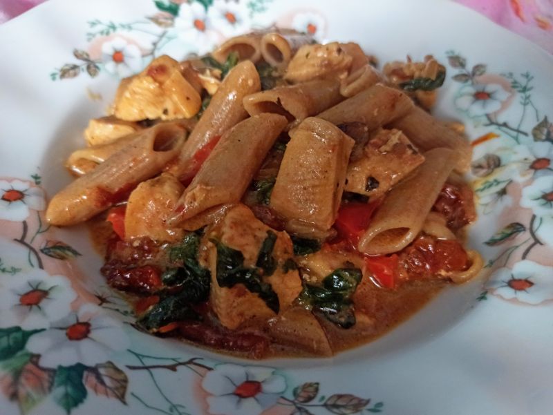 Makaron z kurczakiem i warzywami Makaron z kurczakiem i warzywami