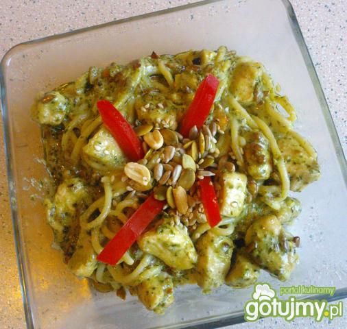 Makaron z kurczakiem i ziarnami w pesto