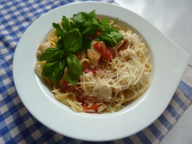 Makaron z kurczakiem , imbirem i chilli