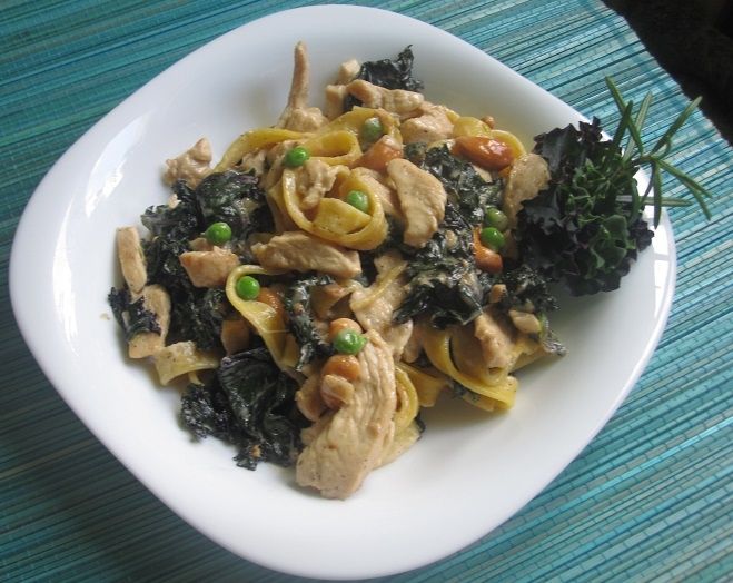 Makaron z kurczakiem,jarmużem i groszkiem cukrowym Makaron z kurczakiem,jarmużem i groszkiem cukrowym