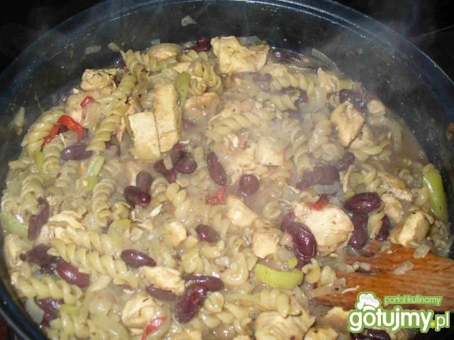 Makaron z kurczakiem na ostro z patelni.