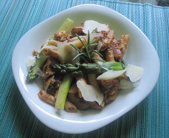 Makaron z kurczakiem, szparagami i czerwonym pesto