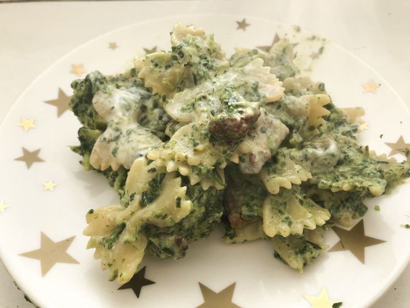 Makaron z kurczakiem, szpinakiem i brokułami