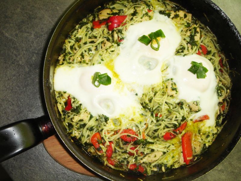 Makaron z kurczakiem, szpinakiem i sadzonym jajem Makaron z kurczakiem, szpinakiem i sadzonym jajem
