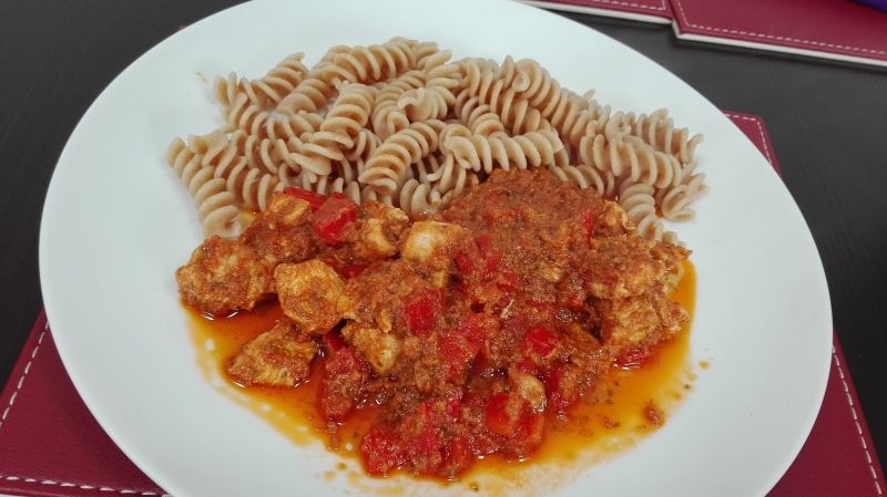 Makaron z kurczakiem w czerwonym pesto