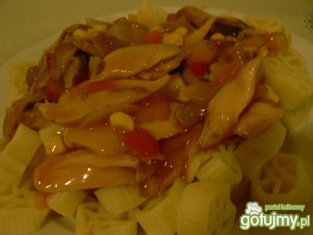 Makaron z kurczakiem w słodkim sosie  Makaron z kurczakiem w słodkim sosie